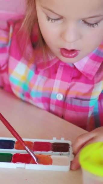 垂直录像 创造性的童年 有才华的孩子专心致志的小艺术家女孩享受绘画设备的业余生活 — 图库视频影像