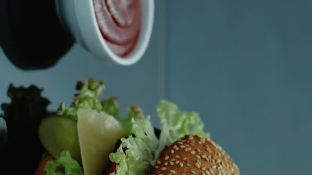 Vidéo Verticale Restauration Rapide Repas Pourri Hamburger Frites Frites Sauce — Video