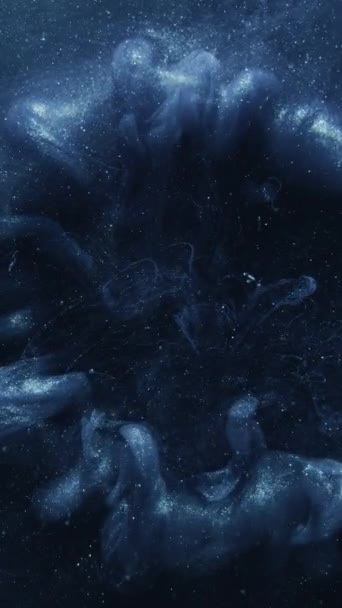 バーティカルビデオ インク爆発の背景 魔法の呪文 青い輝く煙が渦巻く 暗い抽象的なグリッターフィルム ヘイズ クリエイティブアートに広がる催眠バースト雲 — ストック動画