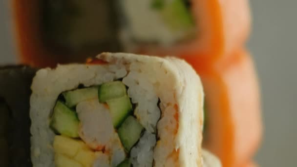 Vídeo Vertical Rolos Sushi Cozinha Japonesa Cozinhe Comida Estilista Mão — Vídeo de Stock