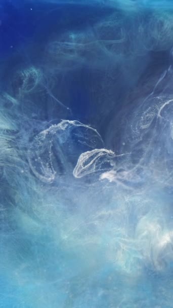 垂直录像 烟流背景 以太蒸气 天蓝色的白色闪烁着神秘的魔法雾旋涡 弥漫在催眠的创造性的 发亮的抽象艺术中 — 图库视频影像