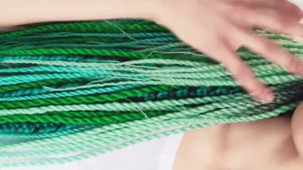 バーティカルビデオ プロのブレード クリエイティブヘアスタイル 白い背景に隔離された青い緑色の毛のブタを持つ認識できない女性 — ストック動画