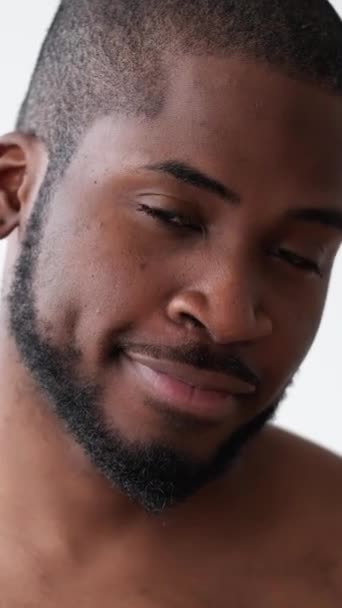Pionowe Wideo Zdrowie Skóry Mężczyzny Zdrowie Twarzy Przystojny Zadowolony Facet — Wideo stockowe