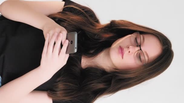 Pystysuora Video Matkapuhelinkeskustelu Sähköinen Viestintä Gadget Ihmisiä Nainen Tekstailee Lukeminen — kuvapankkivideo