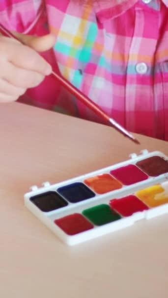 垂直录像 儿童艺术 幼儿园的活动 小女孩在创意发展课上用画笔在纸上手绘水彩画 — 图库视频影像
