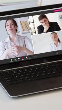 Dikey video. İnternet ekip çalışması. Sanal konferans. Grup telgrafı. Profesyonel kadın erkek ortaklar online iş toplantısında ev işyerindeki laptop ekranında.