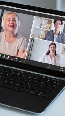 Dikey video. Web iletişimi. Çevrimiçi bilgilendirme. İnternet 'te çeşitli erkek iş adamları ve şüpheci iş arkadaşları uzak ofisteki dizüstü bilgisayarın ekranında..