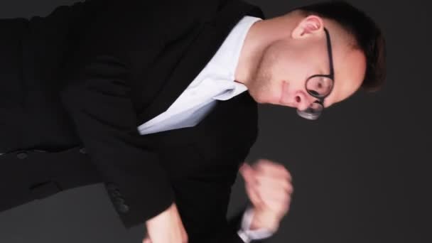 Dikey Video Kazanan Dans Başarı Kutlaması Terfi Zaferi Gözlüklü Neşeli — Stok video