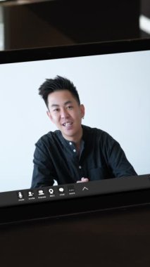 Dikey video. İnternet toplantısı. Dijital konferans. Neşeli yönetici tablet ekrandaki uzak iş konferansında projeyi tartışıyor.