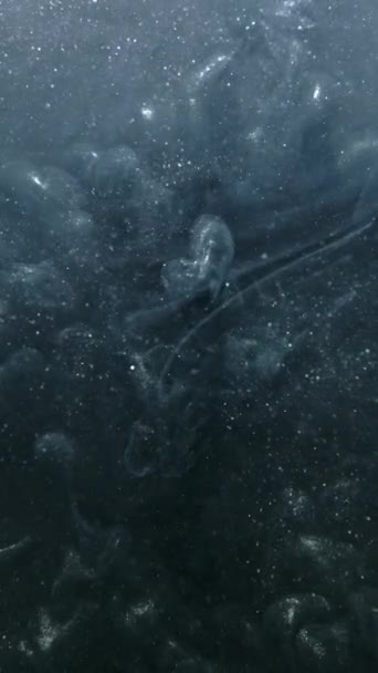 Vídeo Vertical Tinta Fondo Caída Nube Misteriosa Gris Brillo Fluido — Vídeo de stock