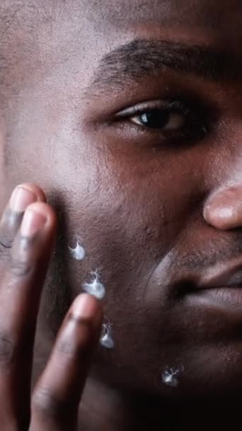 Vídeo Vertical Cuidado Com Homem Tratamento Facial Cuidados Com Pele — Vídeo de Stock