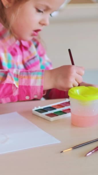 Vídeo Vertical Pré Escola Arte Criatividade Infantil Focada Menina Gostando — Vídeo de Stock
