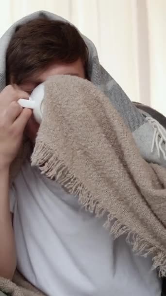 Vídeo Vertical Bebida Enferma Tratamiento Casa Hombre Enfermo Con Cabeza — Vídeos de Stock