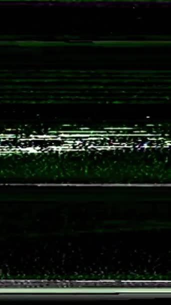 バーティカルビデオ リアルVhsノイズ グリッチ トランジション ビデオテープがリラックス 緑色の紫色の白い色 アナログの穀物のストライプ 暗黒の抽象的な自由なスペースの背景の明らかな歪み — ストック動画