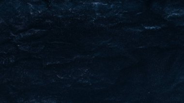 Parlak arkaplan. Sert bir doku. Gece yıldızı gökyüzü. Koyu mavi buruşuk tahıl parçacıkları soyut grunge yüzeyi ve boş alan.