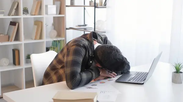 Уставший Работник Сроки Работы Переутомление Сонный Измученный Стресс Мужчина Дремлет — стоковое фото