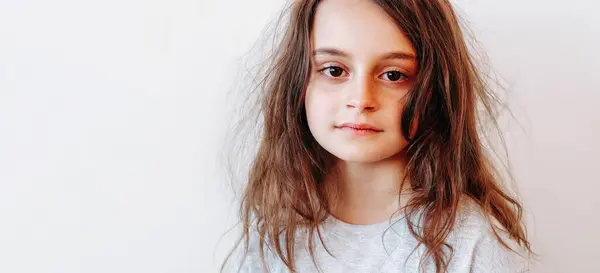 Barnporträtt Grabbens Ansikte Lugn Allvarlig Liten Flicka Med Torr Rufsig — Stockfoto