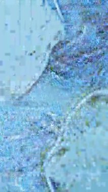 Dikey video. Geometrik dalga. Etkileyici bir arka plan. Sıvı kristal hareketi. Mavi yeşil pembe renk soyut dijital arıza mozaik doku duman bulutu akışı.