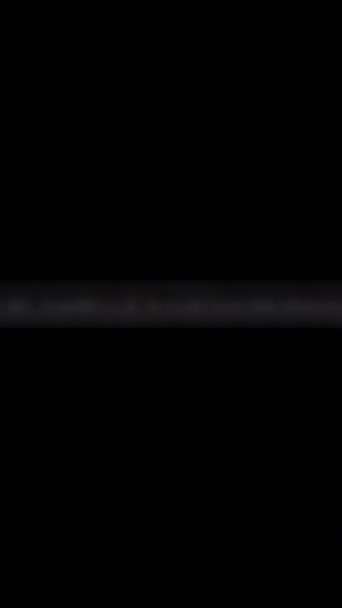 バーティカルビデオ アナロググリッチ テレビスイッチをオフに ホワイトパープルグリーンカラーリアルフリッカーグレーンノイズラインダークブラック抽象フリースペース背景 — ストック動画