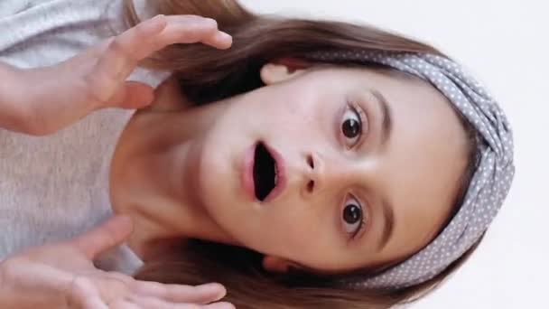 Vídeo Vertical Miúdo Chocado Criança Surpresa Surpreso Aterrorizado Menina Assustada — Vídeo de Stock