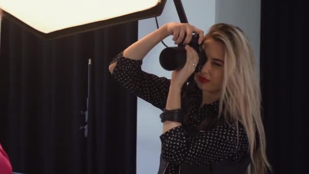 Vogue Entre Bastidores Sesión Fotos Moda Mujeres Modelo Fotógrafa Creando — Vídeo de stock