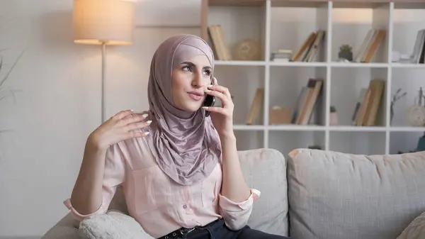 Telefonisch Gesprek Mobiele Communicatie Huiselijke Vrije Tijd Joyful Ontspannen Vrouw — Stockfoto