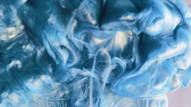 Suyun içine boya damlıyor. Mürekkep sıçraması. Mavi renkli parıltılı simli sıvı patlama bulutu soyut sanat arkaplanı yayıyor..