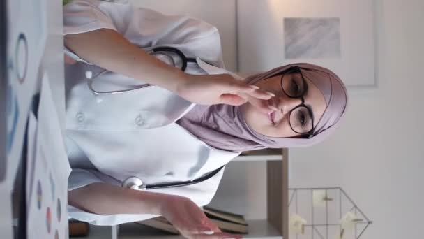 Vídeo Vertical Médico Apoio Sucesso Tratamento Celebração Saúde Mulher Feliz — Vídeo de Stock
