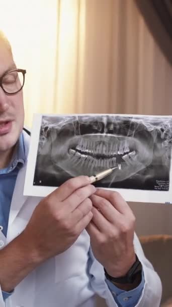 垂直录像 牙医会诊 牙齿X射线摄影 医疗专业人员口腔X光片解释诊断在临床轻型内科 — 图库视频影像