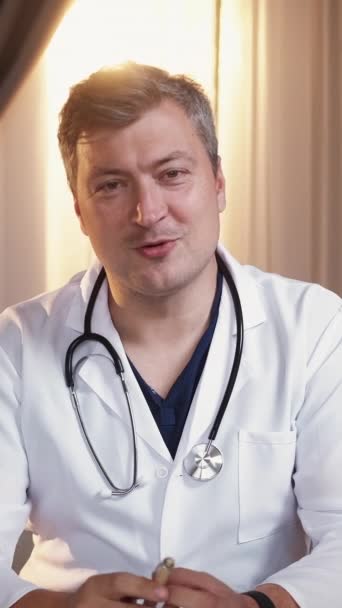 Vertikální Video Lékařský Blog Mužský Doktor Profesionální Konzultace Specialista Uniformu — Stock video