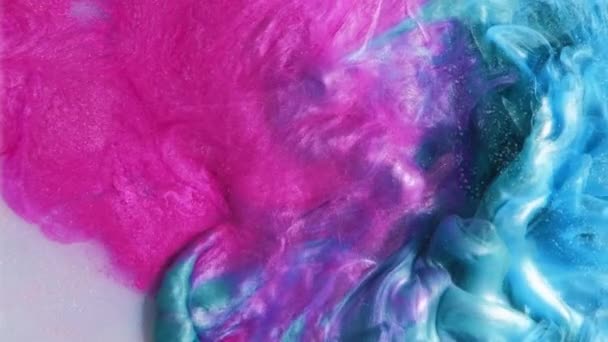 Schilderspalk Een Kleurenexplosie Heldere Blauwe Roze Glitter Textuur Glanzende Inkt — Stockvideo