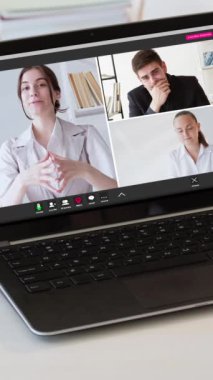Dikey video. İnternet ekip çalışması. Sanal konferans. Grup telgrafı. Profesyonel kadın erkek ortaklar online iş toplantısında ev işyerindeki laptop ekranında.
