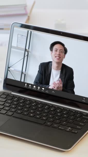 Vídeo Vertical Parabéns Online Parceria Distância Homem Negócios Tela Laptop — Vídeo de Stock