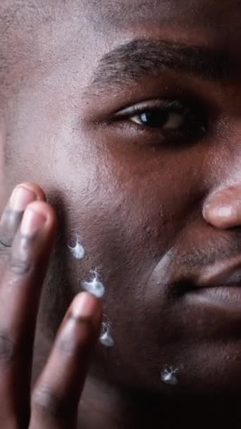 Video Vertikal Manusia Peduli Pengobatan Wajah Keriput Skincare Pria Metroseksual — Stok Video