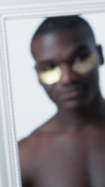 Vídeo Vertical Cuidado Com Rosto Masculino Manhã Homem Metrosexual Sem — Vídeo de Stock