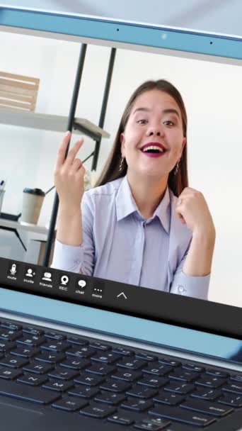 垂直录像 数字会议 虚拟办公室远程工作 有信心的成功商界女性在工作场所讨论笔记本电脑屏幕项目 — 图库视频影像