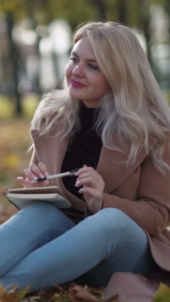 Vertikální Video Krásný Podzim Romantická Žena Nech Vzpomínky Usmívající Dáma — Stock video