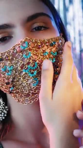 Pionowe Wideo Impreza Covid Biżuteria Pandemiczna Przetarg Tajemniczy Kobieta Model — Wideo stockowe