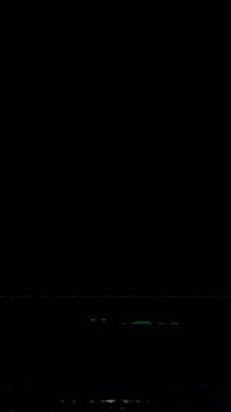 Dikey video. Analog hatası. VHS bant sesi. Yeşil beyaz renk gerçek tahıl çizgileri koyu siyah soyut serbest alan arkaplanı üzerinde bozulma hareketi.