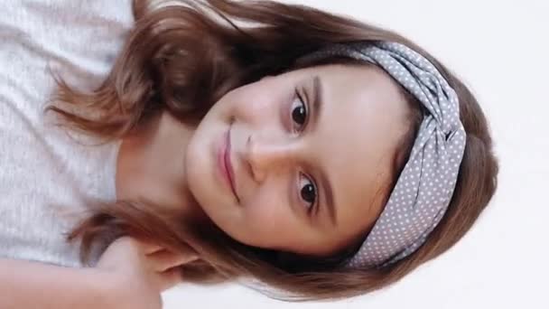 Pionowe Wideo Ślicznotko Szczęśliwe Dziecko Zadowolony Wesoły Uśmiech Dumny Dziewczynka — Wideo stockowe