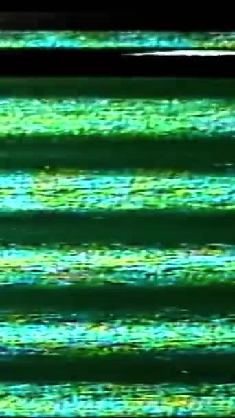 バーティカルビデオ アナログノイズ 信号歪みについて Vhsレコーダーグリーンオレンジ色ストライプ ダークブラック抽象フリースペースの背景にリアルフリッカーグリッチ — ストック動画