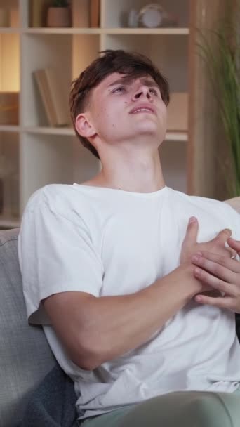Vertikal Video Hjärtinfarkt Hjärtsår Agony Man Greppa Bröstet Känsla Outhärdlig — Stockvideo