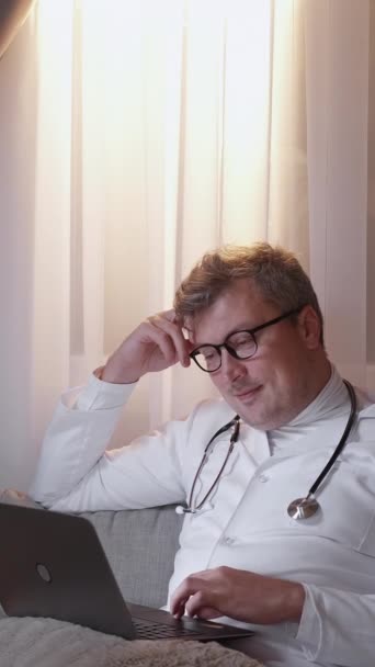 Pionowe Wideo Nocna Zmiana Technika Lekarska Praca Rozrywkowa Relaks Człowiek — Wideo stockowe