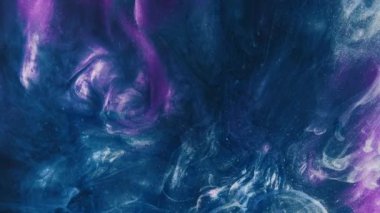 Boya sıçraması. Mürekkep suya düşer. Sis akışı. Teal mavisi pembe renkli simli duman açıcı etkisi yayıyor koyu renkli soyut arkaplan.
