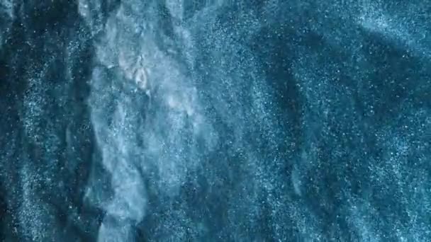 Glitter Wervelt Verf Water Sneeuwstorm Gloeiende Blauwe Kleur Mist Glanzend — Stockvideo