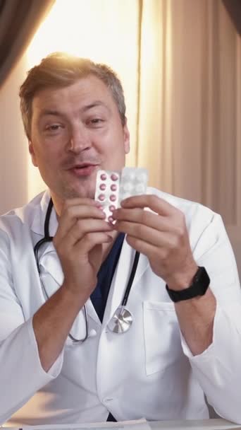 垂直录像 药物咨询 医生支持 穿着白色医用布的正医护人员在光线室谈论药片 — 图库视频影像