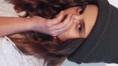 Dikey video. Ağlayan çocuk. Mutsuz çocuk. Davranış cezası. Üzgün üzgün küçük kız beyaz arka planda gözyaşlarını kurutuyor..