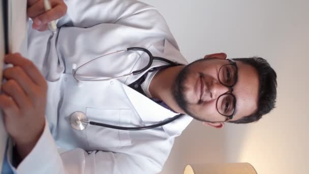 Vertikal Video Hälso Och Sjukvårdspersonal Allmän Läkare Telemedicinkonferens Vänlig Glad — Stockvideo