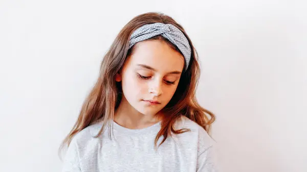 Sorgligt Barn Olycklig Unge Deprimerad Ensam Liten Flicka Tittar Ner — Stockfoto
