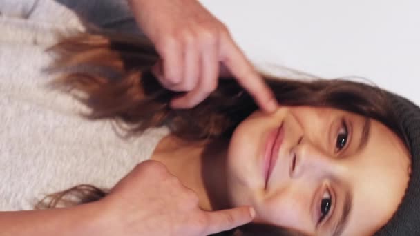 Vertikales Video Kinderlächeln Glückliches Kind Sorglos Fröhlich Süße Hipster Mädchen — Stockvideo